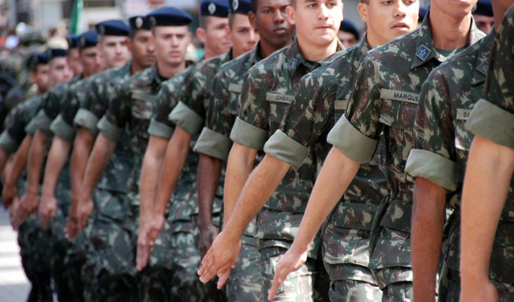 Embora representem apenas um terço dos servidores, os militares são responsáveis por quase metade do déficit da previdência da União; em 2015, o déficit dos militares era de R$ 32,5 bilhões, ou 44,8% do rombo de R$ 72,5 bilhões da previdência da União, enquanto o déficit dos civis era de R$ 40 bilhões; número de militares — na ativa, na reserva e já reformados —, porém, é de 662 mil ou apenas 30% do total de 1,536 milhão de servidores; pelas projeções, o déficit dos militares aumentará lentamente ao longo das próximas décadas, até 2090 (Foto: Giuliana Miranda) Embora representem apenas um terço dos servidores, os militares são responsáveis por quase metade do déficit da previdência da União; em 2015, o déficit dos militares era de R$ 32,5 bilhões, ou 44,8% do rombo de R$ 72,5 bilhões da previdência da União, enquanto o déficit dos civis era de R$ 40 bilhões; número de militares — na ativa, na reserva e já reformados —, porém, é de 662 mil ou apenas 30% do total de 1,536 milhão de servidores; pelas projeções, o déficit dos militares aumentará lentamente ao longo das próximas décadas, até 2090