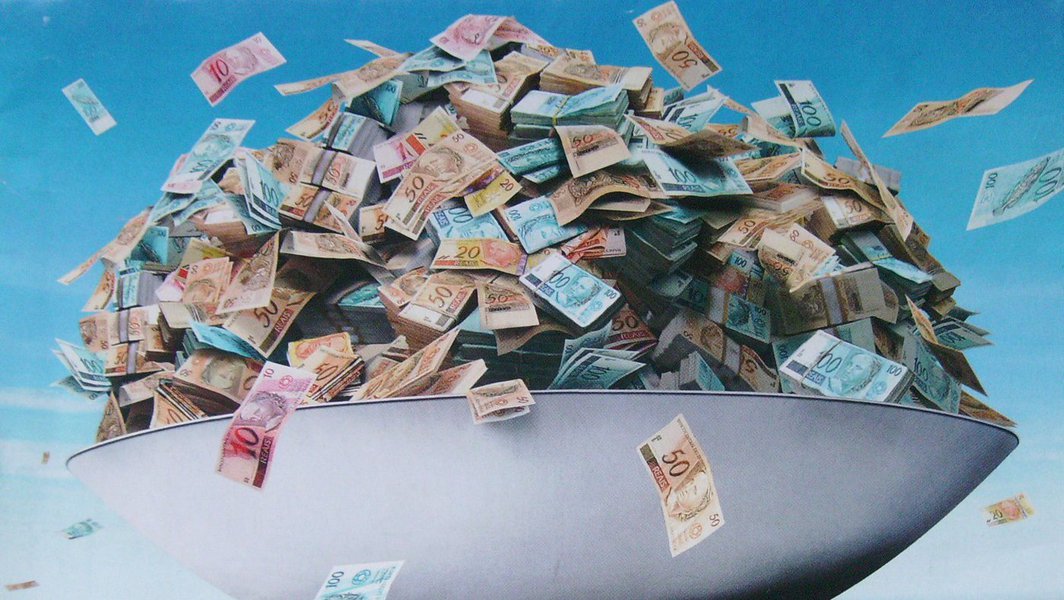 Segundo dados da Procuradoria-Geral da Fazenda Nacional (PGFN), a dívida ativa da União aumentou 14% em cerca de dez meses; o estoque dos débitos de pessoas físicas e jurídicas com a União passou de R$ 1,58 trilhão, no fim do ano passado, para R$ 1,8 trilhão no início deste mês; entre esses registros, cerca de 300 mil são de integrantes do Simples Nacional; já 63,7% do estoque está concentrado em 12.859 pessoas físicas e jurídicas que devem cerca de R$ 900 bilhões em sonegação fiscal, evasão de divisas e blindagem patrimonial (Foto: Voney Malta) Segundo dados da Procuradoria-Geral da Fazenda Nacional (PGFN), a dívida ativa da União aumentou 14% em cerca de dez meses; o estoque dos débitos de pessoas físicas e jurídicas com a União passou de R$ 1,58 trilhão, no fim do ano passado, para R$ 1,8 trilhão no início deste mês; entre esses registros, cerca de 300 mil são de integrantes do Simples Nacional; já 63,7% do estoque está concentrado em 12.859 pessoas físicas e jurídicas que devem cerca de R$ 900 bilhões em sonegação fiscal, evasão de divisas e blindagem patrimonial