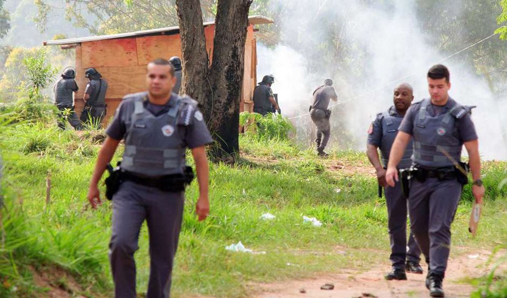 Reintegração de posse em um terreno de 1,98 milhão de metros quadrados na zona leste da capital paulista continua tensa após a Polícia Militar ter atirado bombas de gás e spray de pimenta contra as famílias; focos de incêndio foram provocados pelos moradores; ao menos 500 pessoas terão de deixar suas casas, calculam oficiais de Justiça; jornalistas foram impedidos pela PM de acompanhar a remoção (Foto: Paulo Emílio) Reintegração de posse em um terreno de 1,98 milhão de metros quadrados na zona leste da capital paulista continua tensa após a Polícia Militar ter atirado bombas de gás e spray de pimenta contra as famílias; focos de incêndio foram provocados pelos moradores; ao menos 500 pessoas terão de deixar suas casas, calculam oficiais de Justiça; jornalistas foram impedidos pela PM de acompanhar a remoção