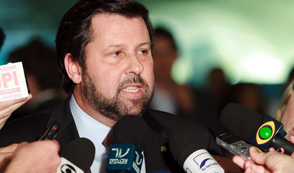 Líder do PSDB na Câmara, Carlos Sampaio (SP) anunciou que os partidos de oposição devem recorrer ao Supremo para anular a liminar concedida ontem ao PCdoB que suspendeu, temporariamente, o processo de impeachment contra a presidente Dilma; segundo o tucano, a tendência é que seja impetrada uma ação conhecida como amicus curiae (amigo da Corte), ou seja, não é amigo das partes que disputam uma questão na Justiça; oposição também anunciou que obstruirá as votações até que seja definido o rito do impeachment (Foto: Paulo Emílio) Líder do PSDB na Câmara, Carlos Sampaio (SP) anunciou que os partidos de oposição devem recorrer ao Supremo para anular a liminar concedida ontem ao PCdoB que suspendeu, temporariamente, o processo de impeachment contra a presidente Dilma; segundo o tucano, a tendência é que seja impetrada uma ação conhecida como amicus curiae (amigo da Corte), ou seja, não é amigo das partes que disputam uma questão na Justiça; oposição também anunciou que obstruirá as votações até que seja definido o rito do impeachment