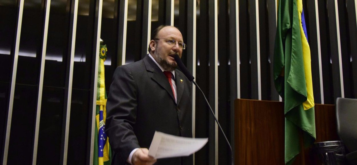 “Não é a presidenta Dilma que vai vencer. Quem vai vencer é a democracia, a luta contra o ódio, a luta contra a intolerância e a luta e a certeza de que as pessoas podem dormir e acordar sonhando com o seu filho indo para a escola, para as universidades”, disse o deputado João Daniel (PT), em discurso na Câmara Federal (Foto: Rodrigo Rocha) “Não é a presidenta Dilma que vai vencer. Quem vai vencer é a democracia, a luta contra o ódio, a luta contra a intolerância e a luta e a certeza de que as pessoas podem dormir e acordar sonhando com o seu filho indo para a escola, para as universidades”, disse o deputado João Daniel (PT), em discurso na Câmara Federal