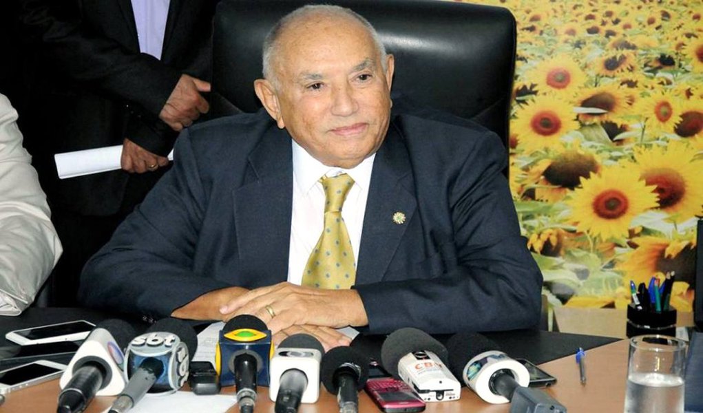 O ex-governador do Tocantins Siqueira Campos anunciou a sua desfiliação do PSDB. Ele não concorda com a forma como o partido vem sendo conduzido no estado, onde é presidido pelo senador Ataídes Oliveira; "Julgo-me no direito de discordar de ações administrativas que considero desastrosas, assim como também de direção partidária, que não atinge sequer a habilidade de ampliar os quadros, de valorizar lideranças e respeitar a própria história do partido e do Estado", disse ele (Foto: Leonardo Lucena) O ex-governador do Tocantins Siqueira Campos anunciou a sua desfiliação do PSDB. Ele não concorda com a forma como o partido vem sendo conduzido no estado, onde é presidido pelo senador Ataídes Oliveira; "Julgo-me no direito de discordar de ações administrativas que considero desastrosas, assim como também de direção partidária, que não atinge sequer a habilidade de ampliar os quadros, de valorizar lideranças e respeitar a própria história do partido e do Estado", disse ele