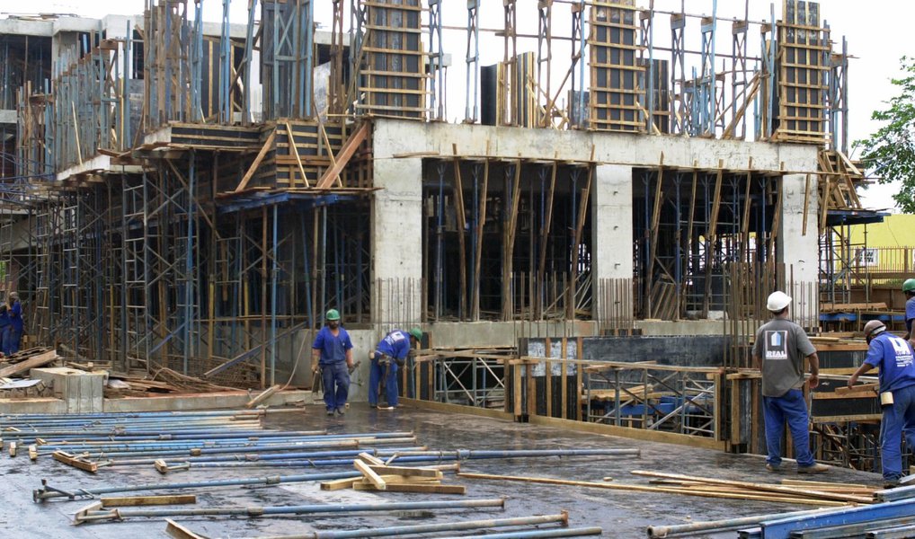 A Confederação Nacional da Indústria (CNI) informou nesta segunda-feira 21 que o pessimismo vem diminuindo entre empresários da construção; de acordo com dados da Sondagem Indústria da Construção, o índice de evolução do nível de atividade no setor passou de 33,6 pontos em janeiro para 35,2 pontos em fevereiro (Foto: Gisele Federicce) A Confederação Nacional da Indústria (CNI) informou nesta segunda-feira 21 que o pessimismo vem diminuindo entre empresários da construção; de acordo com dados da Sondagem Indústria da Construção, o índice de evolução do nível de atividade no setor passou de 33,6 pontos em janeiro para 35,2 pontos em fevereiro