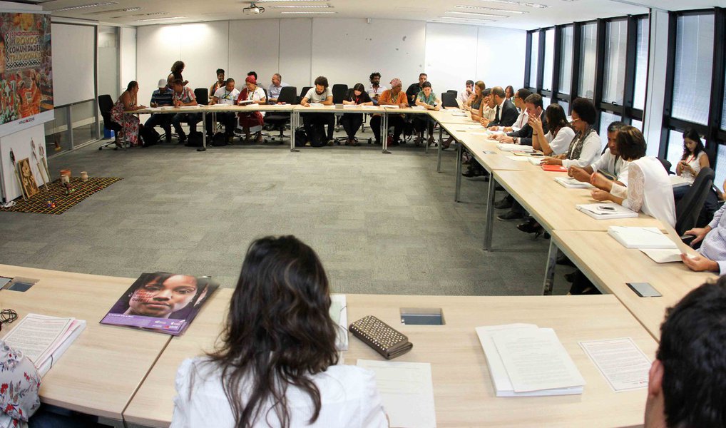 O governo de Minas empossou os 34 membros titulares e suplentes da Comissão Estadual para o Desenvolvimento Sustentável dos Povos e Comunidades Tradicionais (CEPCT); o órgão vai coordenar a elaboração e implementação de políticas públicas voltadas para essas populações no Estado; formada por representantes de povos quilombolas, indígenas, ciganos e vazanteiros, entre outros; a CEPCT realizou no Dia Internacional contra a Discriminação Racial, a primeira reunião do grupo, buscando dar início à criação ou modificação de instrumentos necessários à implementação de políticas públicas para o desenvolvimento sustentável de povos e comunidades tradicionais (Foto: Leonardo Lucena) O governo de Minas empossou os 34 membros titulares e suplentes da Comissão Estadual para o Desenvolvimento Sustentável dos Povos e Comunidades Tradicionais (CEPCT); o órgão vai coordenar a elaboração e implementação de políticas públicas voltadas para essas populações no Estado; formada por representantes de povos quilombolas, indígenas, ciganos e vazanteiros, entre outros; a CEPCT realizou no Dia Internacional contra a Discriminação Racial, a primeira reunião do grupo, buscando dar início à criação ou modificação de instrumentos necessários à implementação de políticas públicas para o desenvolvimento sustentável de povos e comunidades tradicionais