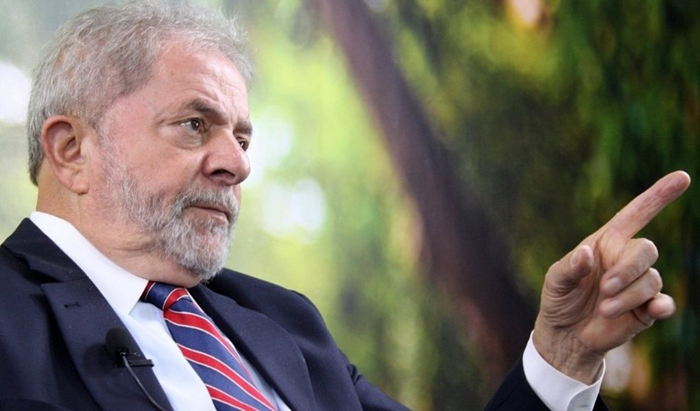 Plano A do PT para a sucessão presidencial em 2018, ex-presidente começa a construir a narrativa para a sua eventual candidatura; foi o que ele fez na entrevista da semana passada, na qual anunciou processos contra jornalistas e representantes do Judiciário que o ofenderem; na sexta, Lula anunciou processo contra o tucano João Doria e deve também representar contra o procurador Cássio Conserino; o ex-presidente decidiu reagir porque sabe que setores da mídia e do Judiciário serão principais obstáculos ao seu retorno (Foto: Roberta Namour) Plano A do PT para a sucessão presidencial em 2018, ex-presidente começa a construir a narrativa para a sua eventual candidatura; foi o que ele fez na entrevista da semana passada, na qual anunciou processos contra jornalistas e representantes do Judiciário que o ofenderem; na sexta, Lula anunciou processo contra o tucano João Doria e deve também representar contra o procurador Cássio Conserino; o ex-presidente decidiu reagir porque sabe que setores da mídia e do Judiciário serão principais obstáculos ao seu retorno