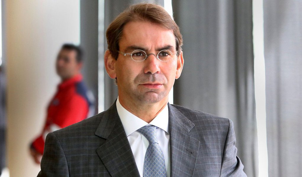 Considerado um dos quinze advogados criminais mais poderosos do país, José Luís Oliveira Lima, Juca para os íntimos, tem uma lista de clientes invejável para um profissional da sua idade, que vai do ex-ministro José Dirceu a executivos da Galvão Engenharia acusados na Operação Lava Jato; em entrevista ao 247, ele sustenta que, apesar de ter bom relacionamento com o juiz Sérgio Moro, "algumas decisões da Lava Jato fugiram do bom direito", mas diz confiar que "o STF, no tempo adequado, vai colocar as coisas nos trilhos"; Juca entende que "a presidente da República está juridicamente protegida", "não praticou nenhum ilícito" e que "com toda essa conjuntura desfavorável, se houvesse um fato concreto ela já estaria sendo processada" (Foto: Gisele Federicce) Considerado um dos quinze advogados criminais mais poderosos do país, José Luís Oliveira Lima, Juca para os íntimos, tem uma lista de clientes invejável para um profissional da sua idade, que vai do ex-ministro José Dirceu a executivos da Galvão Engenharia acusados na Operação Lava Jato; em entrevista ao 247, ele sustenta que, apesar de ter bom relacionamento com o juiz Sérgio Moro, "algumas decisões da Lava Jato fugiram do bom direito", mas diz confiar que "o STF, no tempo adequado, vai colocar as coisas nos trilhos"; Juca entende que "a presidente da República está juridicamente protegida", "não praticou nenhum ilícito" e que "com toda essa conjuntura desfavorável, se houvesse um fato concreto ela já estaria sendo processada"