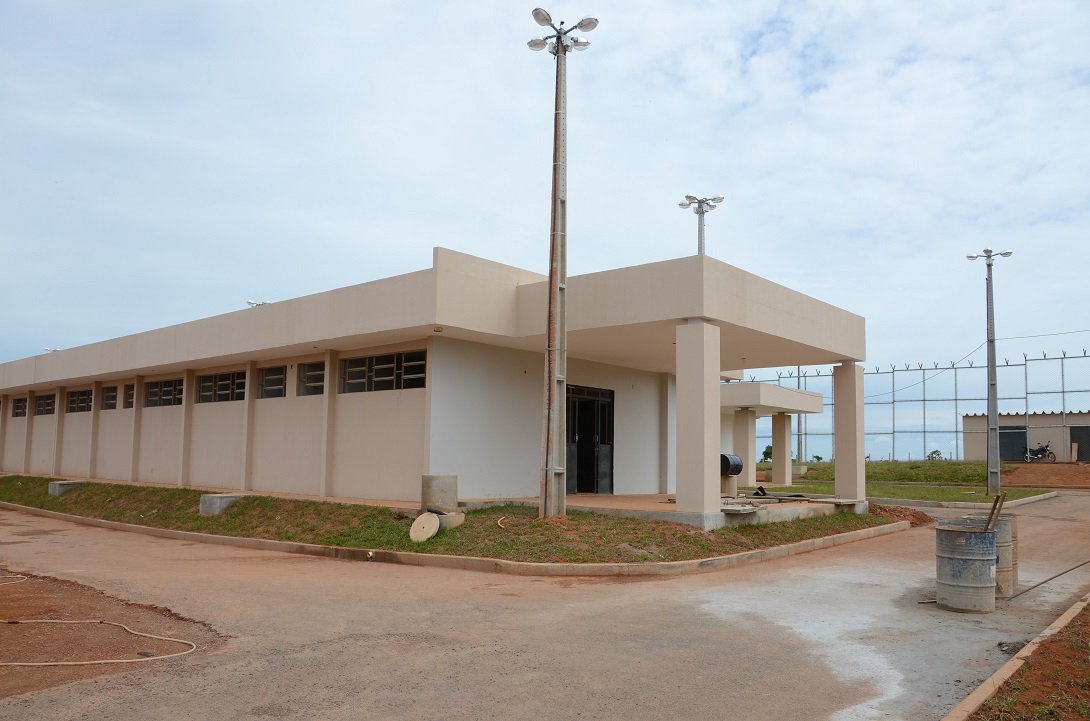 Conclusão das obras de quatro presídios estaduais, em construção pela Agetop nas cidades de Formosa (53% da obra finalizada), Águas Lindas de Goiás (35%), Novo Gama (41%) e Anápolis (85%), disponibilizará 1,2 mil vagas ao Sistema Prisional em Goiás, reduzindo o déficit atual de cárceres; investimentos, ao todo, são de R$ 55 milhões; cada unidade tem área construída de quase seis mil metros quadrados e conta com setor de alojamentos, dividido em duas alas, sendo 150 celas em cada uma (Foto: José Barbacena) Conclusão das obras de quatro presídios estaduais, em construção pela Agetop nas cidades de Formosa (53% da obra finalizada), Águas Lindas de Goiás (35%), Novo Gama (41%) e Anápolis (85%), disponibilizará 1,2 mil vagas ao Sistema Prisional em Goiás, reduzindo o déficit atual de cárceres; investimentos, ao todo, são de R$ 55 milhões; cada unidade tem área construída de quase seis mil metros quadrados e conta com setor de alojamentos, dividido em duas alas, sendo 150 celas em cada uma