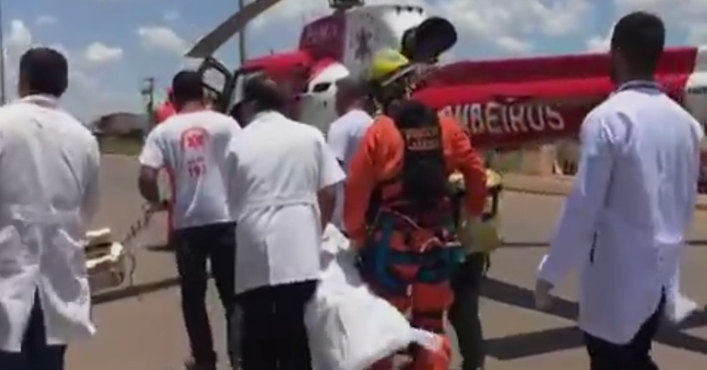 Um menino de 6 anos de idade foi baleado no tórax por um Policial Civil do Distrito Federal na manhã desta sexta-feira (6) durante uma briga de trânsito; a situação ocorreu na altura do km 15 da BR-070, em Águas Lindas de Goiás; testemunhas relataram que o policial se desentendeu com o motorista do outro carro e atirou contra ele; a criança estava presa à cadeirinha e foi levada de helicóptero ao Hospital de Base em estado grave (Foto: Leonardo Lucena) Um menino de 6 anos de idade foi baleado no tórax por um Policial Civil do Distrito Federal na manhã desta sexta-feira (6) durante uma briga de trânsito; a situação ocorreu na altura do km 15 da BR-070, em Águas Lindas de Goiás; testemunhas relataram que o policial se desentendeu com o motorista do outro carro e atirou contra ele; a criança estava presa à cadeirinha e foi levada de helicóptero ao Hospital de Base em estado grave