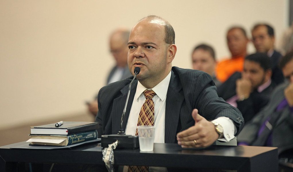 O advogado Anthony Silva Sampaio de Melo foi condenado a 12 anos e 2 meses de reclusão por homicídio qualificado tentado; ele já teve a prisão decretada e deve cumprir a pena em regime fechado; Anthony foi a julgamento após efetuar oito disparos de arma de fogo contra o vizinho, o empresário Antônio José Acioly Maciel, de 70 anos, crime ocorrido em 2011, em Maceió (Foto: Voney Malta) O advogado Anthony Silva Sampaio de Melo foi condenado a 12 anos e 2 meses de reclusão por homicídio qualificado tentado; ele já teve a prisão decretada e deve cumprir a pena em regime fechado; Anthony foi a julgamento após efetuar oito disparos de arma de fogo contra o vizinho, o empresário Antônio José Acioly Maciel, de 70 anos, crime ocorrido em 2011, em Maceió