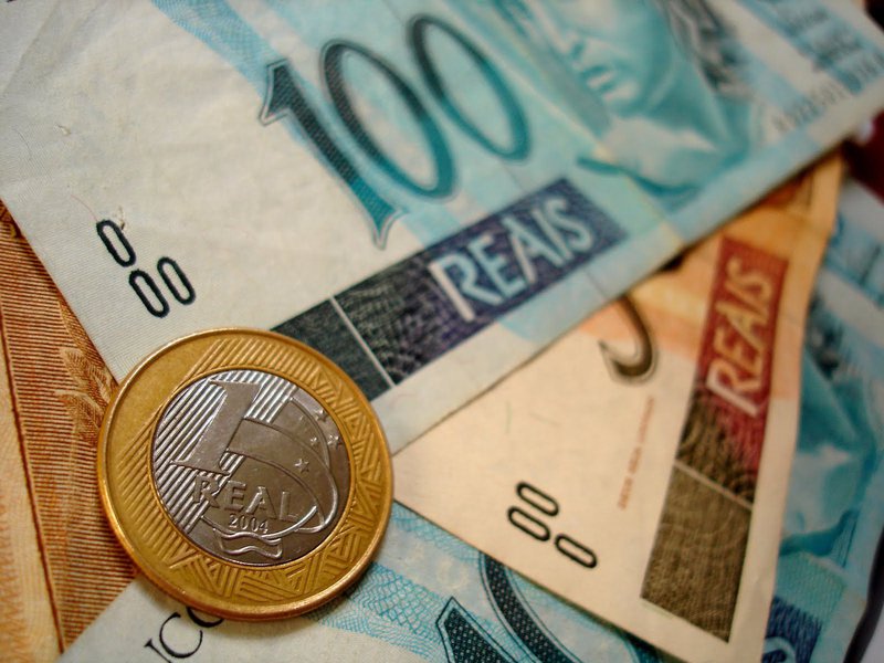Mesmo enfrentando os efeitos da crise econômica e da queda nas transferências da União, a Bahia está entre os estados brasileiros com melhor desempenho na gestão de suas contas públicas, de acordo com painel nacional publicado pelo portal G1 nesta sexta-feira; o governo baiano e o do Mato Grosso do Sul são os únicos entre os 27 estados do país a apresentar desempenho satisfatório em todos os itens de um questionário reunindo sete efeitos negativos da crise econômica sobre as finanças estaduais; a Bahia não cortou investimentos, não parou ou atrasou obras, não atrasou salários, não tem problemas de caixa para o pagamento do décimo terceiro salário, não atrasou o pagamento dos fornecedores, não decretou e nem avalia decretar calamidade no curto prazo (Foto: Romulo Faro) Mesmo enfrentando os efeitos da crise econômica e da queda nas transferências da União, a Bahia está entre os estados brasileiros com melhor desempenho na gestão de suas contas públicas, de acordo com painel nacional publicado pelo portal G1 nesta sexta-feira; o governo baiano e o do Mato Grosso do Sul são os únicos entre os 27 estados do país a apresentar desempenho satisfatório em todos os itens de um questionário reunindo sete efeitos negativos da crise econômica sobre as finanças estaduais; a Bahia não cortou investimentos, não parou ou atrasou obras, não atrasou salários, não tem problemas de caixa para o pagamento do décimo terceiro salário, não atrasou o pagamento dos fornecedores, não decretou e nem avalia decretar calamidade no curto prazo