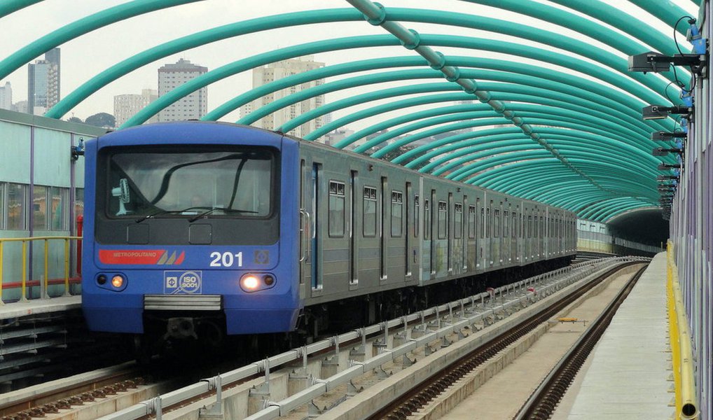 Ministério Público de São Paulo propôs ação de improbidade administrativa contra quatro ex-dirigentes do Metrô por lesão ao erário e enriquecimento ilícito na contratação, sem licitação, da da MGE Equipamentos Ferroviários; a empresa integrava o cartel metroferroviário que atuou em São Paulo durante os governos de Mário Covas, José Serra e Geraldo Alckmin, todos do PSDB; MP pede a condenação do ex-presidente do Metrô, Sérgio Avelleda (na época, gerente jurídico); do então gerente de contratações e compras Sérgio Corrêa Brasil, do então gerente de custos e controle José Jorge Fagali e do gerente de manutenção Nelson Scaglione, além da própria MGE (Foto: Aquiles Lins) Ministério Público de São Paulo propôs ação de improbidade administrativa contra quatro ex-dirigentes do Metrô por lesão ao erário e enriquecimento ilícito na contratação, sem licitação, da da MGE Equipamentos Ferroviários; a empresa integrava o cartel metroferroviário que atuou em São Paulo durante os governos de Mário Covas, José Serra e Geraldo Alckmin, todos do PSDB; MP pede a condenação do ex-presidente do Metrô, Sérgio Avelleda (na época, gerente jurídico); do então gerente de contratações e compras Sérgio Corrêa Brasil, do então gerente de custos e controle José Jorge Fagali e do gerente de manutenção Nelson Scaglione, além da própria MGE