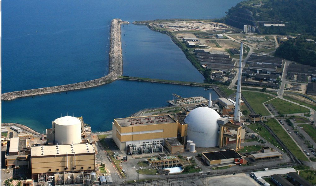 rTibunal de Contas da União (TCU) recomendou a suspensão das obras da usina nuclear de Angra 3 por "indícios de irregularidades graves", e ainda ameaçou declarar a inidoneidade das sete construtoras envolvidas no empreendimento, orçado em R$ 17 bilhões; consórcio responsável pelas obras era formado por UTC Engenharia, Norberto Odebrecht, Andrade Gutierrez, Camargo Corrêa, Queiroz Galvão, Empresa Brasileira de Engenharia (EBE) e Techint Engenharia, que se declaradas inidôneas seriam proibidas firmar contratos com a administração pública; todas as empresas são investigadas na Operação Lava Jato (Foto: Paulo Emílio) rTibunal de Contas da União (TCU) recomendou a suspensão das obras da usina nuclear de Angra 3 por "indícios de irregularidades graves", e ainda ameaçou declarar a inidoneidade das sete construtoras envolvidas no empreendimento, orçado em R$ 17 bilhões; consórcio responsável pelas obras era formado por UTC Engenharia, Norberto Odebrecht, Andrade Gutierrez, Camargo Corrêa, Queiroz Galvão, Empresa Brasileira de Engenharia (EBE) e Techint Engenharia, que se declaradas inidôneas seriam proibidas firmar contratos com a administração pública; todas as empresas são investigadas na Operação Lava Jato