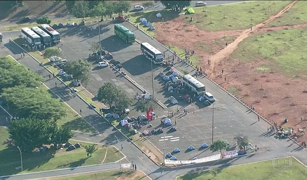 Manifestantes a favor e contra a renúncia da presidente Dilma Rousseff começaram a montar acampamento próximo à Esplanada dos Ministérios, em Brasília, desde a noite de domingo, e prometem permanecer na capital até o desfecho do processo de afastamento da presidenta, na Câmara dos Deputados; a previsão é que a apreciação do afastamento de Dilma pelos deputados no plenário da Câmara comece na sexta-feira (15) e se prolongue por três dias, até o próximo domingo (17) (Foto: Leonardo Lucena) Manifestantes a favor e contra a renúncia da presidente Dilma Rousseff começaram a montar acampamento próximo à Esplanada dos Ministérios, em Brasília, desde a noite de domingo, e prometem permanecer na capital até o desfecho do processo de afastamento da presidenta, na Câmara dos Deputados; a previsão é que a apreciação do afastamento de Dilma pelos deputados no plenário da Câmara comece na sexta-feira (15) e se prolongue por três dias, até o próximo domingo (17)