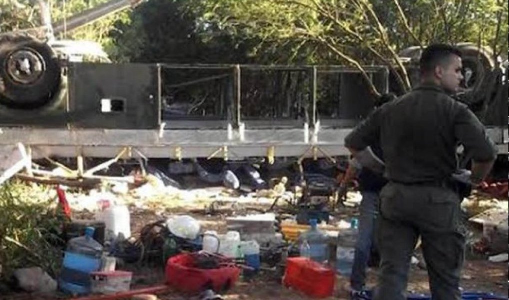 Um acidente com ônibus na madrugada desta segunda-feira (14) na região da cidade argentina de Rosario de la Frontera, na província de Salta, deixou 43 policiais mortos e oito feridos; o ônibus levava integrantes da Gendarmería Nacional Argentina (Foto: Gisele Federicce) Um acidente com ônibus na madrugada desta segunda-feira (14) na região da cidade argentina de Rosario de la Frontera, na província de Salta, deixou 43 policiais mortos e oito feridos; o ônibus levava integrantes da Gendarmería Nacional Argentina