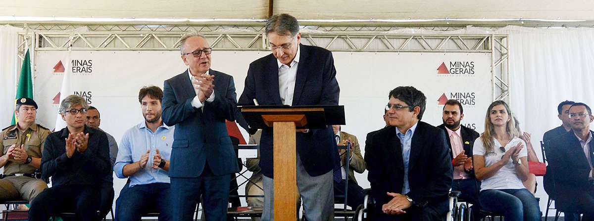 O governador de Minas Gerais, Fernando Pimentel, entregou o primeiro Centro de Especialidades Médicas (CEM) do estado; localizado em Pirapora, no Território Norte, o centro vai garantir acesso a serviços de saúde como consultas médicas em 10 especialidades, além de uma equipe multiprofissional, a cerca de 200 mil habitantes de 12 municípios da região; durante a cerimônia, o governador assinou despacho que determina a doação de uma ambulância, além do repasse de R$ 55 mil para a compra de um veículo de transporte de pacientes (Foto: Leonardo Lucena) O governador de Minas Gerais, Fernando Pimentel, entregou o primeiro Centro de Especialidades Médicas (CEM) do estado; localizado em Pirapora, no Território Norte, o centro vai garantir acesso a serviços de saúde como consultas médicas em 10 especialidades, além de uma equipe multiprofissional, a cerca de 200 mil habitantes de 12 municípios da região; durante a cerimônia, o governador assinou despacho que determina a doação de uma ambulância, além do repasse de R$ 55 mil para a compra de um veículo de transporte de pacientes