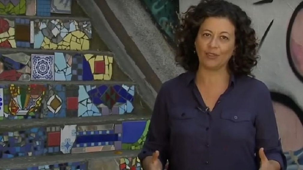 Demitida na véspera do Natal na TV Cultura, a repórter Cláudia Tavares, que tinha mais de 20 anos de casa, desabafou sobre o caso; ela afirma que estava no plantão de Natal quando foi comunicada da demissão; "A resposta protocolar é sempre uma só: ordens da direção. A nova gerente de RH, com a qual trabalhei na última Semana de Prevenção de Acidentes, recentemente, também não falou comigo. Se trata de uma demissão ilegal, uma vez que teria mais um ano de estabilidade por ter me dedicado à Comissão de Prevenção de Acidentes no último mandato, encerrado semana passada" (Foto: José Barbacena) Demitida na véspera do Natal na TV Cultura, a repórter Cláudia Tavares, que tinha mais de 20 anos de casa, desabafou sobre o caso; ela afirma que estava no plantão de Natal quando foi comunicada da demissão; "A resposta protocolar é sempre uma só: ordens da direção. A nova gerente de RH, com a qual trabalhei na última Semana de Prevenção de Acidentes, recentemente, também não falou comigo. Se trata de uma demissão ilegal, uma vez que teria mais um ano de estabilidade por ter me dedicado à Comissão de Prevenção de Acidentes no último mandato, encerrado semana passada"