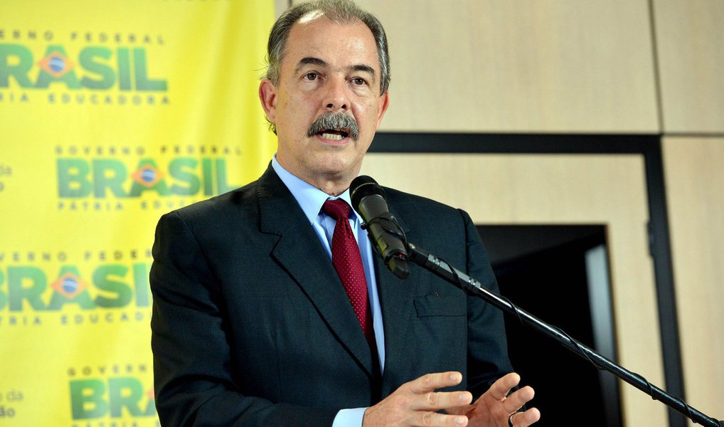 O ministro da Educação, Aloizio Mercadante, anunciou em entrevista coletiva nesta segunda (28) a Rede Universidade do Professor; serão oferecidas 105 mil vagas para formação de professores efetivos da rede pública que não atuam em sua área de formação; as vagas, nas instituições federais de educação, são para o segundo semestre de 2016, sendo 24 mil presenciais em universidades e institutos federais e 81 mil na modalidade educação a distância, por meio da Universidade Aberta do Brasil (Foto: Valter Lima) O ministro da Educação, Aloizio Mercadante, anunciou em entrevista coletiva nesta segunda (28) a Rede Universidade do Professor; serão oferecidas 105 mil vagas para formação de professores efetivos da rede pública que não atuam em sua área de formação; as vagas, nas instituições federais de educação, são para o segundo semestre de 2016, sendo 24 mil presenciais em universidades e institutos federais e 81 mil na modalidade educação a distância, por meio da Universidade Aberta do Brasil