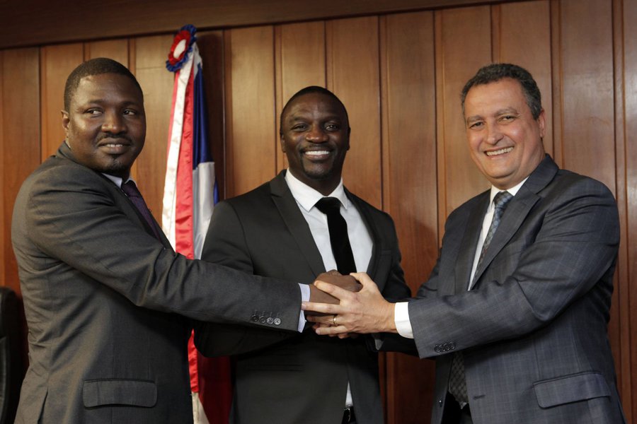 O bairro da Liberdade, considerado um dos mais negros de Salvador, foi escolhido como local para implantação do projeto 'Akon Iluminando a América Latina/Bahia', que tem como objetivo promover o acesso à eletricidade por meio do uso de energia solar, tendo como foco o atendimento à população carente; acordo foi feito nesta quarta-feira em reunião entre o governador Rui Costa e o rapper norte-americano, Akon, idealizador do projeto que existe desde 2014 e opera atualmente em 14 países africanos, levando eletricidade para mais de um milhão de pessoas; "Vamos poder aprender muito sobre esse modelo de desenvolvimento de energia solar africano. Já havia falado com o Incra sobre um projeto piloto de energia solar e eólica na região de Sobradinho. Agora é fazer esse casamento", disse Rui (Foto: Romulo Faro) O bairro da Liberdade, considerado um dos mais negros de Salvador, foi escolhido como local para implantação do projeto 'Akon Iluminando a América Latina/Bahia', que tem como objetivo promover o acesso à eletricidade por meio do uso de energia solar, tendo como foco o atendimento à população carente; acordo foi feito nesta quarta-feira em reunião entre o governador Rui Costa e o rapper norte-americano, Akon, idealizador do projeto que existe desde 2014 e opera atualmente em 14 países africanos, levando eletricidade para mais de um milhão de pessoas; "Vamos poder aprender muito sobre esse modelo de desenvolvimento de energia solar africano. Já havia falado com o Incra sobre um projeto piloto de energia solar e eólica na região de Sobradinho. Agora é fazer esse casamento", disse Rui