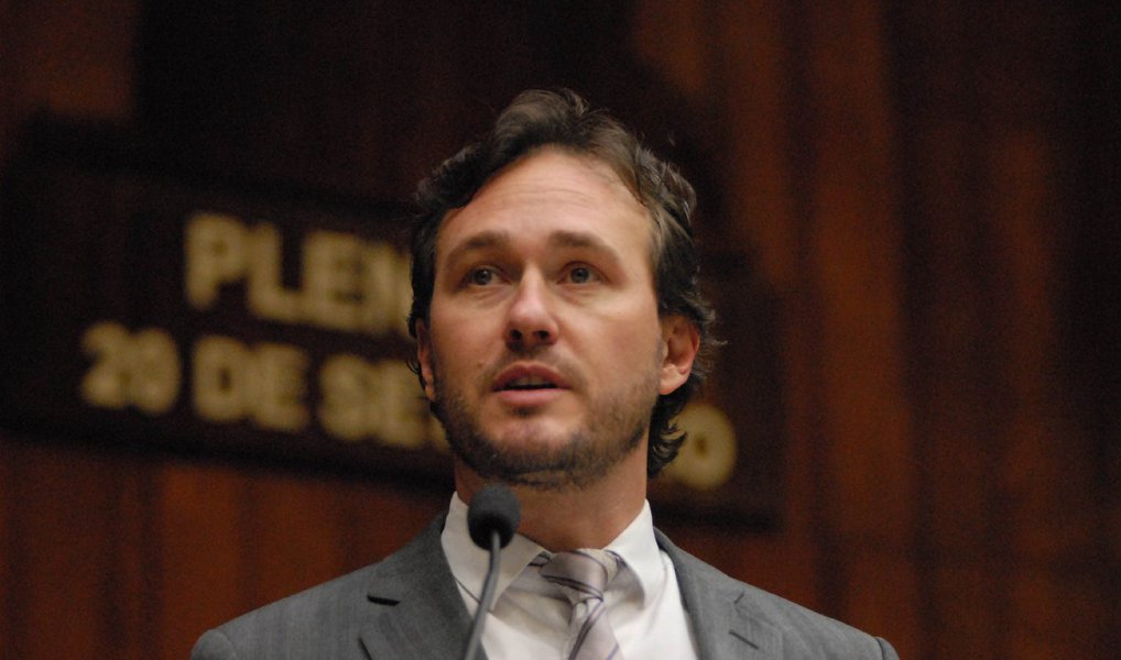 O deputado Vinícius Ribeiro (PDT) apresentou uma Proposta de Emenda Constitucional (PEC 253 2016) que busca criar critérios para o reajuste anual do salário mínimo regional e que ele passe a ser instituído por meio de lei de iniciativa exclusiva do Poder Executivo; atualmente, o índice de correção do piso estadual é encaminhado pelo governo por meio de um projeto de lei que deve posteriormente ser aprovado na Assembleia Legislativa. A PEC foi assinada por outros 18 parlamentares, incluindo o líder do governo na AL, Alexandre Postal (PMDB) e os oposicionistas Manuela D’Ávila (PCdoB) e Pedro Ruas (PSOL) (Foto: Leonardo Lucena) O deputado Vinícius Ribeiro (PDT) apresentou uma Proposta de Emenda Constitucional (PEC 253 2016) que busca criar critérios para o reajuste anual do salário mínimo regional e que ele passe a ser instituído por meio de lei de iniciativa exclusiva do Poder Executivo; atualmente, o índice de correção do piso estadual é encaminhado pelo governo por meio de um projeto de lei que deve posteriormente ser aprovado na Assembleia Legislativa. A PEC foi assinada por outros 18 parlamentares, incluindo o líder do governo na AL, Alexandre Postal (PMDB) e os oposicionistas Manuela D’Ávila (PCdoB) e Pedro Ruas (PSOL)