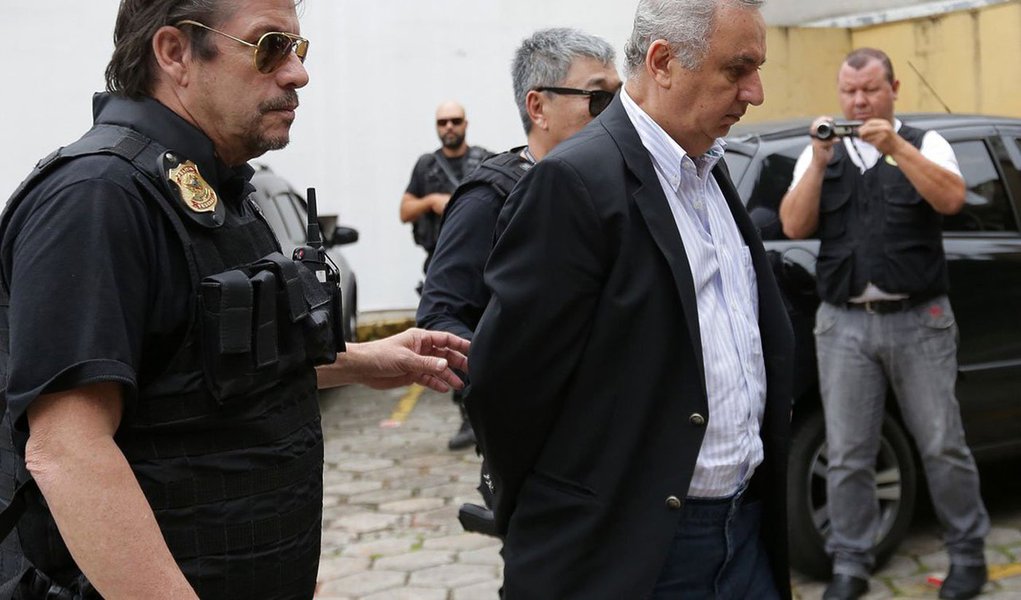 Empresário preso na terça-feira 24 comunicou ao juiz Sérgio Moro que permanecerá em silêncio e pediu para ser dispensado de comparecer diante da CPI do BNDES, no próximo dia 1º; "Após sua prisão, e entendendo que sua posição é efetivamente de investigado, o peticionário já adianta que irá exercer seu direito constitucional de permanecer calado diante das perguntas que lhe serão feitas pelos deputados membros da referida Comissão Parlamentar", pontuou a defesa de Bumlai (Foto: Paulo Emílio) Empresário preso na terça-feira 24 comunicou ao juiz Sérgio Moro que permanecerá em silêncio e pediu para ser dispensado de comparecer diante da CPI do BNDES, no próximo dia 1º; "Após sua prisão, e entendendo que sua posição é efetivamente de investigado, o peticionário já adianta que irá exercer seu direito constitucional de permanecer calado diante das perguntas que lhe serão feitas pelos deputados membros da referida Comissão Parlamentar", pontuou a defesa de Bumlai