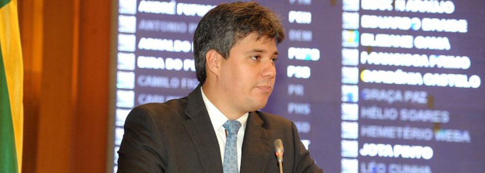 Crianças e jovens dos 217 municípios maranhenses receberão benefício estadual para a aquisição de materiais escolares, de acordo com o governo estadual; estudantes de 4 a 17 anos, beneficiários do Bolsa Família, receberão, em janeiro de 2016, crédito no valor de R$ 46,00 por pessoa para a compra de materiais escolares; serão beneficiados mais de 1,2 milhão de estudantes; secretário de Estado do Desenvolvimento Social, Neto Evangelista, destaca que o eixo econômico dos municípios terá um significante impacto positivo, pois os recursos serão "gastos nos comércios locais, inclusive dos pequenos municípios" (Foto: Leonardo Lucena) Crianças e jovens dos 217 municípios maranhenses receberão benefício estadual para a aquisição de materiais escolares, de acordo com o governo estadual; estudantes de 4 a 17 anos, beneficiários do Bolsa Família, receberão, em janeiro de 2016, crédito no valor de R$ 46,00 por pessoa para a compra de materiais escolares; serão beneficiados mais de 1,2 milhão de estudantes; secretário de Estado do Desenvolvimento Social, Neto Evangelista, destaca que o eixo econômico dos municípios terá um significante impacto positivo, pois os recursos serão "gastos nos comércios locais, inclusive dos pequenos municípios"