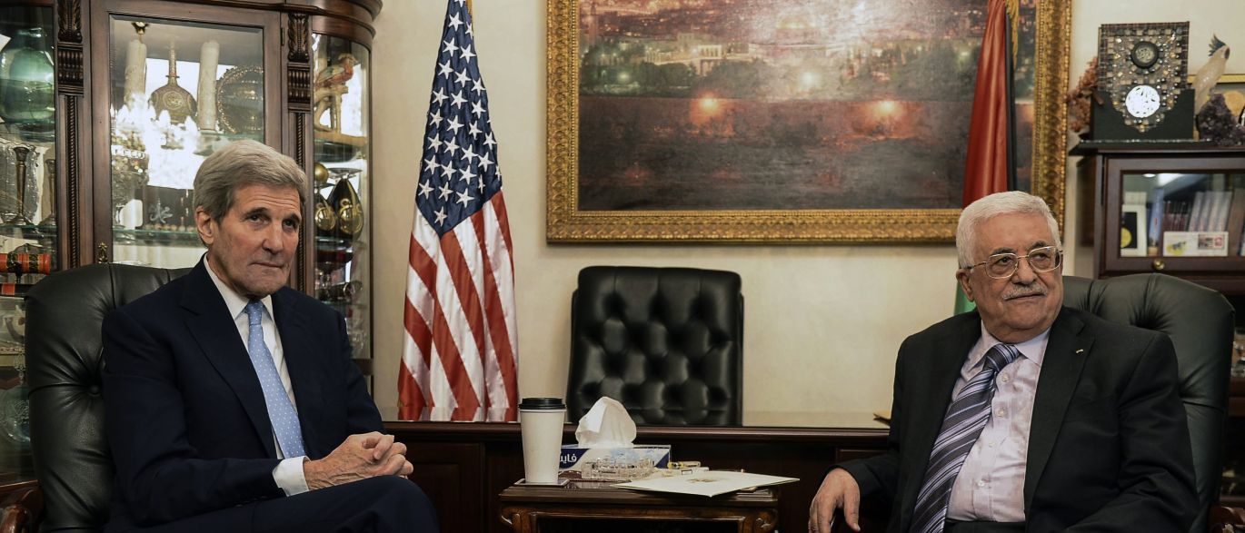 Secretário de Estado norte-americano, John Kerry, anunciou, em Amã, um acordo entre a Jordânia e Israel sobre novas regras na Esplanada das Mesquitas, numa tentativa de pôr fim à onda de violência entre israelenses e palestinos; segundo Kerry, o premiê israelense Benjamin Netanyahu aceitou a sugestão do rei Abdallah de assegurar câmaras de vigilância durante 24 horas em todos os locais da Esplanada das Mesquitas, além de "respeitar plenamente o papel particular" da Jordânia como guardiã dos lugares sagrados, de acordo com regras estabelecidas em 1967; Israel também era demonstrado intenção de compartilhar a praça (Foto: Paulo Emílio) Secretário de Estado norte-americano, John Kerry, anunciou, em Amã, um acordo entre a Jordânia e Israel sobre novas regras na Esplanada das Mesquitas, numa tentativa de pôr fim à onda de violência entre israelenses e palestinos; segundo Kerry, o premiê israelense Benjamin Netanyahu aceitou a sugestão do rei Abdallah de assegurar câmaras de vigilância durante 24 horas em todos os locais da Esplanada das Mesquitas, além de "respeitar plenamente o papel particular" da Jordânia como guardiã dos lugares sagrados, de acordo com regras estabelecidas em 1967; Israel também era demonstrado intenção de compartilhar a praça