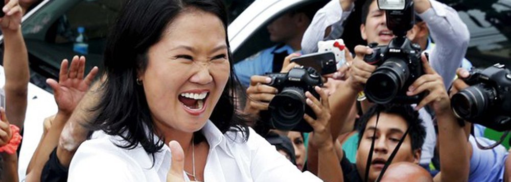 Os peruanos foram às urnas neste domingo votar numa eleição presidencial que deve se mostrar favorável à candidata Keiko Fujimori, embora os eleitores críticos, que não perdoam o governo autoritário de seu pai, devam conseguir levar a disputa para um segundo turno, em junho; pesquisa da Ipsos divulgada no sábado à noite mostrou Keiko com 35,8% das intenções de voto, enquanto o candidato favorito de Wall Street, Pedro Pablo Kuczynski, de 77 anos, ficou com 21%, empatado estatisticamente com a nacionalista de esquerda Veronika Mendoza, de 35 anos, que obteve 20,1% (Foto: Romulo Faro) Os peruanos foram às urnas neste domingo votar numa eleição presidencial que deve se mostrar favorável à candidata Keiko Fujimori, embora os eleitores críticos, que não perdoam o governo autoritário de seu pai, devam conseguir levar a disputa para um segundo turno, em junho; pesquisa da Ipsos divulgada no sábado à noite mostrou Keiko com 35,8% das intenções de voto, enquanto o candidato favorito de Wall Street, Pedro Pablo Kuczynski, de 77 anos, ficou com 21%, empatado estatisticamente com a nacionalista de esquerda Veronika Mendoza, de 35 anos, que obteve 20,1%
