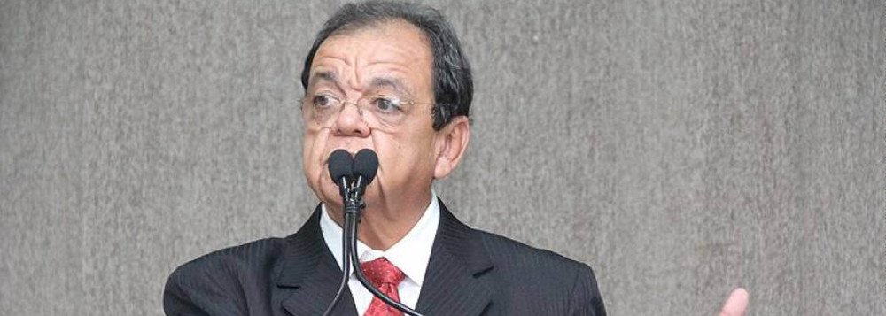 O líder do PSB na Câmara, vereador Bertulino Menezes (PSB), defendeu uma aliança do deputado federal Valadares Filho (PSB) com o senador Eduardo Amorim (PSC); “Não vejo nada demais nisso. Já vi em Sergipe todo mundo com todo o mundo e entendo que o que o povo quer é uma boa gestão. Por que não articular uma aliança com Eduardo Amorim?”, sugeriu (Foto: Valter Lima) O líder do PSB na Câmara, vereador Bertulino Menezes (PSB), defendeu uma aliança do deputado federal Valadares Filho (PSB) com o senador Eduardo Amorim (PSC); “Não vejo nada demais nisso. Já vi em Sergipe todo mundo com todo o mundo e entendo que o que o povo quer é uma boa gestão. Por que não articular uma aliança com Eduardo Amorim?”, sugeriu