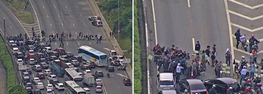 Um protesto de estudantes da escola estadual Salvador Allende, em Itaquera, terminou com dois alunos detidos nesta manhã; Polícia Militar agiu após os estudantes fecharem a Radial Leste na altura de um terminal de ônibus; manifestantes relatam que os policiais usaram cassetetes e spray de pimenta para dispersar o grupo e liberar a via; "Uma menina desmaiou e teve de ser levada para um hospital", contou o estudante Danilo Amorim Rocha, que participou do ato (Foto: Paulo Emílio) Um protesto de estudantes da escola estadual Salvador Allende, em Itaquera, terminou com dois alunos detidos nesta manhã; Polícia Militar agiu após os estudantes fecharem a Radial Leste na altura de um terminal de ônibus; manifestantes relatam que os policiais usaram cassetetes e spray de pimenta para dispersar o grupo e liberar a via; "Uma menina desmaiou e teve de ser levada para um hospital", contou o estudante Danilo Amorim Rocha, que participou do ato