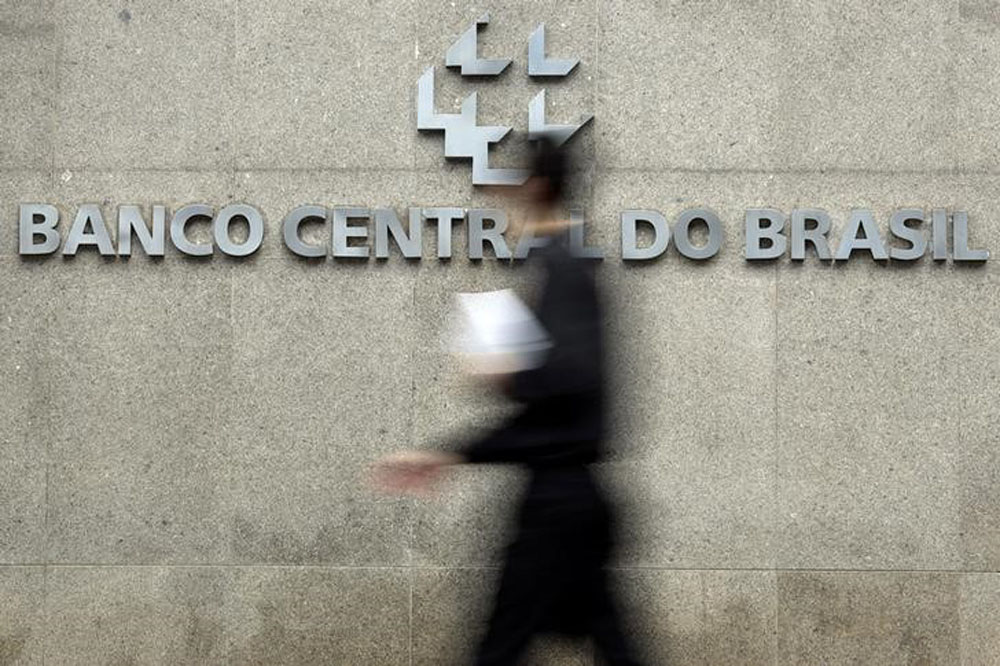 Homem passa pela logomarca do Banco Central na sede do banco em BrasÃÂlia. 15/01/2014 REUTERS/Ueslei Marcelino (Foto: Aquiles Lins) Homem passa pela logomarca do Banco Central na sede do banco em BrasÃÂlia. 15/01/2014 REUTERS/Ueslei Marcelino