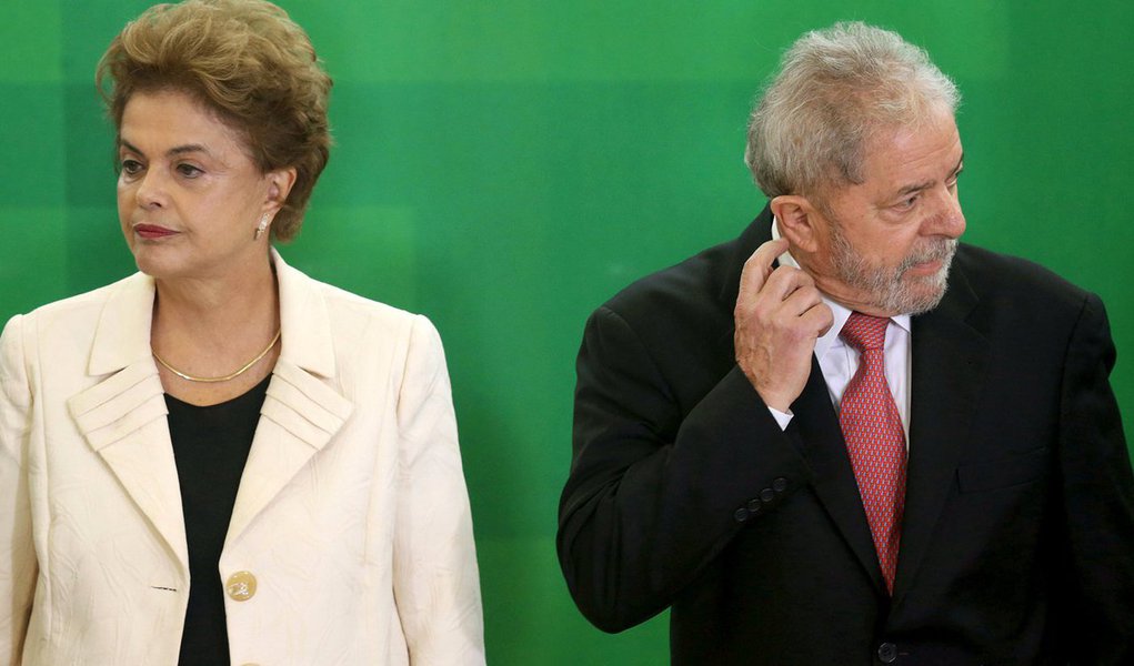 Ex-presidente Lula vai ainda receber ainda o ministro Ricardo Berzoini (Secretaria de Governo) e parlamentares no hotel em que costuma se hospedar para organizar as ações do PT e do governo para os próximos dias; a orientação de Lula é montar uma frente de resistência para defender o mandato de Dilma Rousseff enquanto o processo de impeachment tramita no Congresso; ontem, Lula e Dilma conversaram reservadamente antes de a presidente se reunir com integrantes da Frente Brasil Popular; desta reunião com as lideranças participou ainda o ex-ministro Gilberto Carvalho, um dos principais aliados de Lula (Foto: Roberta Namour) Ex-presidente Lula vai ainda receber ainda o ministro Ricardo Berzoini (Secretaria de Governo) e parlamentares no hotel em que costuma se hospedar para organizar as ações do PT e do governo para os próximos dias; a orientação de Lula é montar uma frente de resistência para defender o mandato de Dilma Rousseff enquanto o processo de impeachment tramita no Congresso; ontem, Lula e Dilma conversaram reservadamente antes de a presidente se reunir com integrantes da Frente Brasil Popular; desta reunião com as lideranças participou ainda o ex-ministro Gilberto Carvalho, um dos principais aliados de Lula