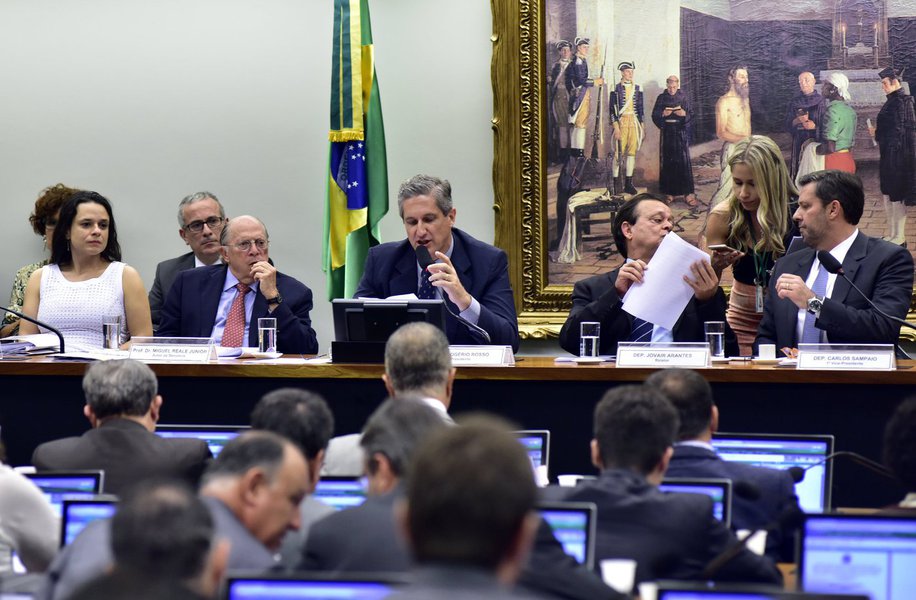 Conforme acordado na manhã desta quarta-feira 30, a comissão especial do impeachment realiza uma reunião nesta noite para ouvir os advogados Miguel Reale Jr. e Janaína Paschoal, autores do pedido que culminou no processo de impeachment da presidente Dilma (Foto: Gisele Federicce) Conforme acordado na manhã desta quarta-feira 30, a comissão especial do impeachment realiza uma reunião nesta noite para ouvir os advogados Miguel Reale Jr. e Janaína Paschoal, autores do pedido que culminou no processo de impeachment da presidente Dilma