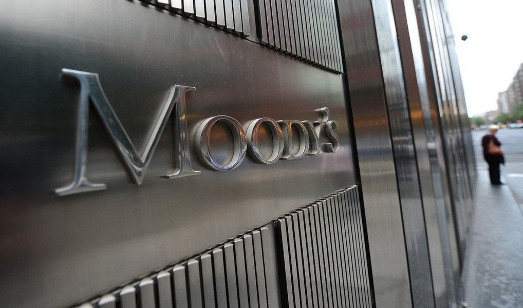 Agência de classificação de risco Moody's disse que a nomeação do ex-presidente Luiz Inácio Lula da Silva como ministro da Casa Civil indica uma mudança na prioridade do governo na direção da conveniência política em detrimento do ajuste fiscal; "A mudança ministerial aponta para uma mudança nas prioridades do governo no sentido da conveniência política à custa de prosseguir com a consolidação fiscal", disse a analista da Moody's Samar Maziad; agência rebaixou o rating do país em dois degraus e mudou a perspectiva da nota para negativa em fevereiro deste ano (Foto: Paulo Emílio) Agência de classificação de risco Moody's disse que a nomeação do ex-presidente Luiz Inácio Lula da Silva como ministro da Casa Civil indica uma mudança na prioridade do governo na direção da conveniência política em detrimento do ajuste fiscal; "A mudança ministerial aponta para uma mudança nas prioridades do governo no sentido da conveniência política à custa de prosseguir com a consolidação fiscal", disse a analista da Moody's Samar Maziad; agência rebaixou o rating do país em dois degraus e mudou a perspectiva da nota para negativa em fevereiro deste ano