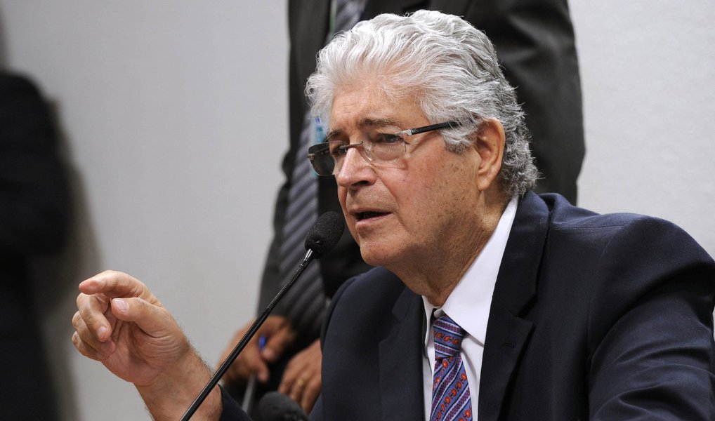 O senador Roberto Requião (PMDB-PR) assumiu para si a tarefa de instalar a CPI para investigar supostos desvios de verba do 'sistema S'; o parlamentar paranaense vai trabalhar juntamente com o senador Ataídes Oliveira (PSDB-TO), que, desde 2013, vem tentando "desbaratar a quadrilha no sistema S", que engloba Sesc, Senai, Sesi e Senac; Requião colhe informações sobre a desenvoltura de “assessores estratégicos” do sistema S nos corredores do Congresso nas vésperas da votação do golpe; o tucano deverá presidir a CPI
(Foto: Leonardo Lucena) O senador Roberto Requião (PMDB-PR) assumiu para si a tarefa de instalar a CPI para investigar supostos desvios de verba do 'sistema S'; o parlamentar paranaense vai trabalhar juntamente com o senador Ataídes Oliveira (PSDB-TO), que, desde 2013, vem tentando "desbaratar a quadrilha no sistema S", que engloba Sesc, Senai, Sesi e Senac; Requião colhe informações sobre a desenvoltura de “assessores estratégicos” do sistema S nos corredores do Congresso nas vésperas da votação do golpe; o tucano deverá presidir a CPI
