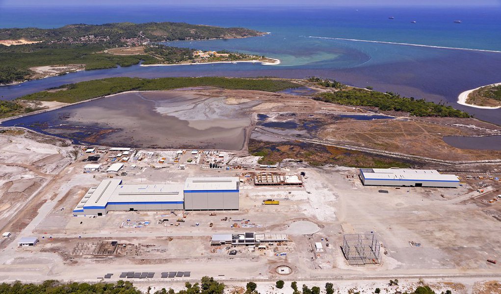 Transpetro, subsidiária da Petrobras para a área de logística, cancelou a encomenda de dois navios gaseiros ao estaleiro Vard Promar, instalado no Complexo Industrial e Portuário de Sape, sob a alegação de atrasos na entrega das embarcações; estaleiro possuía contratos para produzir oito embarcações destinadas ao transporte de gás liquefeito de petróleo (GLP) no valor de US$ 536 milhões; apesar da afirmação, plano de desinvestimentos da Petrobras, associado à crise econômica e aos desdobramentos das investigações da Operação Lava jato, pesaram na decisão; sindicato estima que 1/3 dos 1,6 mil funcionários do Vard Promar podem ser desligado; setor naval pernambucano perdeu 12,7 mil vagas em apenas 14 meses (Foto: Paulo Emílio) Transpetro, subsidiária da Petrobras para a área de logística, cancelou a encomenda de dois navios gaseiros ao estaleiro Vard Promar, instalado no Complexo Industrial e Portuário de Sape, sob a alegação de atrasos na entrega das embarcações; estaleiro possuía contratos para produzir oito embarcações destinadas ao transporte de gás liquefeito de petróleo (GLP) no valor de US$ 536 milhões; apesar da afirmação, plano de desinvestimentos da Petrobras, associado à crise econômica e aos desdobramentos das investigações da Operação Lava jato, pesaram na decisão; sindicato estima que 1/3 dos 1,6 mil funcionários do Vard Promar podem ser desligado; setor naval pernambucano perdeu 12,7 mil vagas em apenas 14 meses