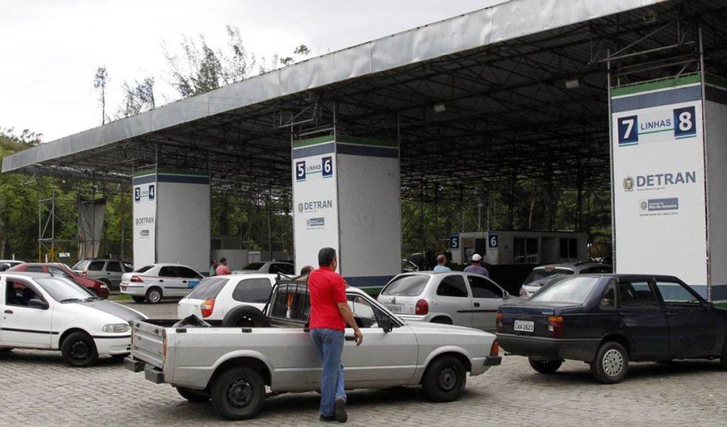 Funcionários de 15 postos do Detran entraram em greve em várias regiões do estado do Rio de Janeiro em consequência de salários atrasados; em municípios como Angra dos Reis, Volta Redonda, Resende e Nilópolis a entrega dos serviços de habilitação está paralisada; o Detran informou que o setor de habilitação é responsabilidade da empresa Prol, terceirizada (Foto: Leonardo Lucena) Funcionários de 15 postos do Detran entraram em greve em várias regiões do estado do Rio de Janeiro em consequência de salários atrasados; em municípios como Angra dos Reis, Volta Redonda, Resende e Nilópolis a entrega dos serviços de habilitação está paralisada; o Detran informou que o setor de habilitação é responsabilidade da empresa Prol, terceirizada