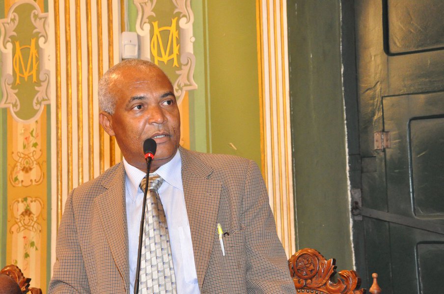 Confusão marcou a última audiência pública realizada pela prefeitura de Salvador sobre o Plano Diretor de Desenvolvimento Urbano (PDDU), na segunda-feira (26), no Centro de Cultura da Câmara Municipal; movimentos sociais e vereadores da oposição chamaram o projeto de 'segregador' e 'racista', por não contemplar com profundidade bairros periféricos e por não ter feito pesquisas populacionais pelo recorte racial; para o vereador Gilmar Santiago (foto), o PDDU que está sendo apresentado tem os mesmos erros do anterior; "Este Plano incide nos mesmos erros do anterior, que foi objeto de investigação, não dialoga com as camadas mais pobres da cidade, preocupando-se muito mais com áreas em crescente ocupação imobiliária", diz o parlamentar (Foto: Romulo Faro) Confusão marcou a última audiência pública realizada pela prefeitura de Salvador sobre o Plano Diretor de Desenvolvimento Urbano (PDDU), na segunda-feira (26), no Centro de Cultura da Câmara Municipal; movimentos sociais e vereadores da oposição chamaram o projeto de 'segregador' e 'racista', por não contemplar com profundidade bairros periféricos e por não ter feito pesquisas populacionais pelo recorte racial; para o vereador Gilmar Santiago (foto), o PDDU que está sendo apresentado tem os mesmos erros do anterior; "Este Plano incide nos mesmos erros do anterior, que foi objeto de investigação, não dialoga com as camadas mais pobres da cidade, preocupando-se muito mais com áreas em crescente ocupação imobiliária", diz o parlamentar