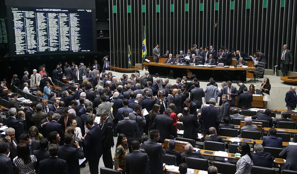 Todos os detentores de cargos, empregos ou funções públicas de direção ou eletivas, como senadores e deputados, não poderão aderir aos benefícios da Lei de Repatriação; Lei de Repatriação permite a declaração voluntária de recursos, bens ou direitos de origem lícita, não declarados ou declarados incorretamente, remetidos ou mantidos no exterior ou ainda repatriados por residentes ou domiciliados no país; medida atinge o Judiciário, Legislativo e Executivo e também é válida para os respectivos cônjuges e os parentes consanguíneos ou afins, até o segundo grau ou por adoção (Foto: Paulo Emílio) Todos os detentores de cargos, empregos ou funções públicas de direção ou eletivas, como senadores e deputados, não poderão aderir aos benefícios da Lei de Repatriação; Lei de Repatriação permite a declaração voluntária de recursos, bens ou direitos de origem lícita, não declarados ou declarados incorretamente, remetidos ou mantidos no exterior ou ainda repatriados por residentes ou domiciliados no país; medida atinge o Judiciário, Legislativo e Executivo e também é válida para os respectivos cônjuges e os parentes consanguíneos ou afins, até o segundo grau ou por adoção