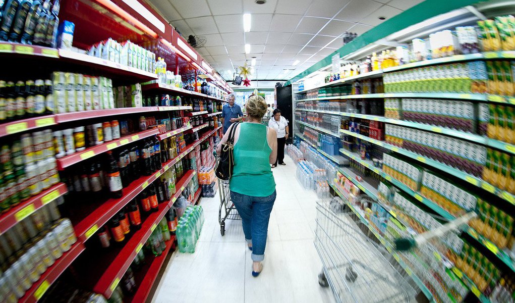 Analistas e investidores do mercado financeiro reduziram nesta segunda-feira 21 pela segunda semana seguida a estimativa de inflação medida pelo Índice de Preços ao Consumidor Amplo (IPCA); a nova perspectiva agora é de 7,43% ante os 7,46% previstos anteriormente (Foto: Gisele Federicce) Analistas e investidores do mercado financeiro reduziram nesta segunda-feira 21 pela segunda semana seguida a estimativa de inflação medida pelo Índice de Preços ao Consumidor Amplo (IPCA); a nova perspectiva agora é de 7,43% ante os 7,46% previstos anteriormente