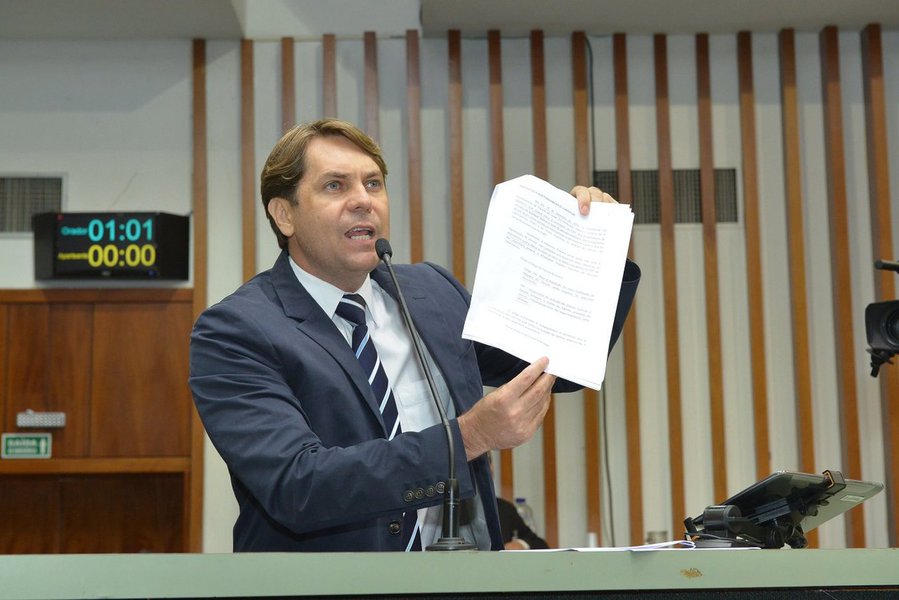 Liminar objetiva derrubar portaria que associa a regularização de veículos ao pagamento de multas e demais débitos vinculados ao CPF dos proprietários; deputados José Nelto e Bruno Peixoto (foto) afirmam que se a liminar for negada, partido recorrerá ao Superior Tribunal de Justiça; parlamentar também convoca trabalhadores e empresários de vendas de veículos a realizarem manifestação em frente ao Palácio Pedro Ludovico, para demonstrarem a insatisfação com a portaria citada (Foto: Realle Palazzo-Martini) Liminar objetiva derrubar portaria que associa a regularização de veículos ao pagamento de multas e demais débitos vinculados ao CPF dos proprietários; deputados José Nelto e Bruno Peixoto (foto) afirmam que se a liminar for negada, partido recorrerá ao Superior Tribunal de Justiça; parlamentar também convoca trabalhadores e empresários de vendas de veículos a realizarem manifestação em frente ao Palácio Pedro Ludovico, para demonstrarem a insatisfação com a portaria citada