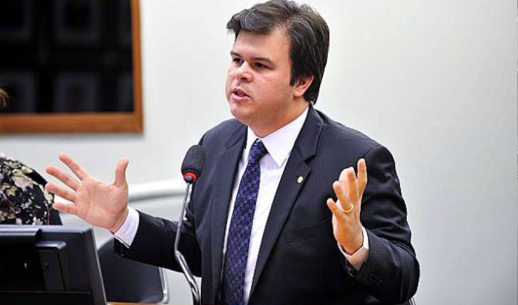 O PSB indicou três dos quatro nomes que irão compor a comissão especial da Câmara responsável por analisar o pedido de impeachment; ex-aliado histórico do PT, partido tem adotado uma postura independente no Congresso, além de uma ala da legenda ser francamente favorável ao afastamento da presidente Dilma; "Temos as duas posições na bancada, mas hoje o grupo majoritário é pelo impedimento da presidente", disse o líder da bancada na Câmara, Fernando Filho (PE); além dele, o PSB indicou os deputados Danilo Forte (CE) e Tadeu Alencar (PE); vaga em aberto está sendo disputada pelos deputados Bebeto (BA), Luiza Erundina (SP) e João Fernando Coutinho (PE) (Foto: Paulo Emílio) O PSB indicou três dos quatro nomes que irão compor a comissão especial da Câmara responsável por analisar o pedido de impeachment; ex-aliado histórico do PT, partido tem adotado uma postura independente no Congresso, além de uma ala da legenda ser francamente favorável ao afastamento da presidente Dilma; "Temos as duas posições na bancada, mas hoje o grupo majoritário é pelo impedimento da presidente", disse o líder da bancada na Câmara, Fernando Filho (PE); além dele, o PSB indicou os deputados Danilo Forte (CE) e Tadeu Alencar (PE); vaga em aberto está sendo disputada pelos deputados Bebeto (BA), Luiza Erundina (SP) e João Fernando Coutinho (PE)