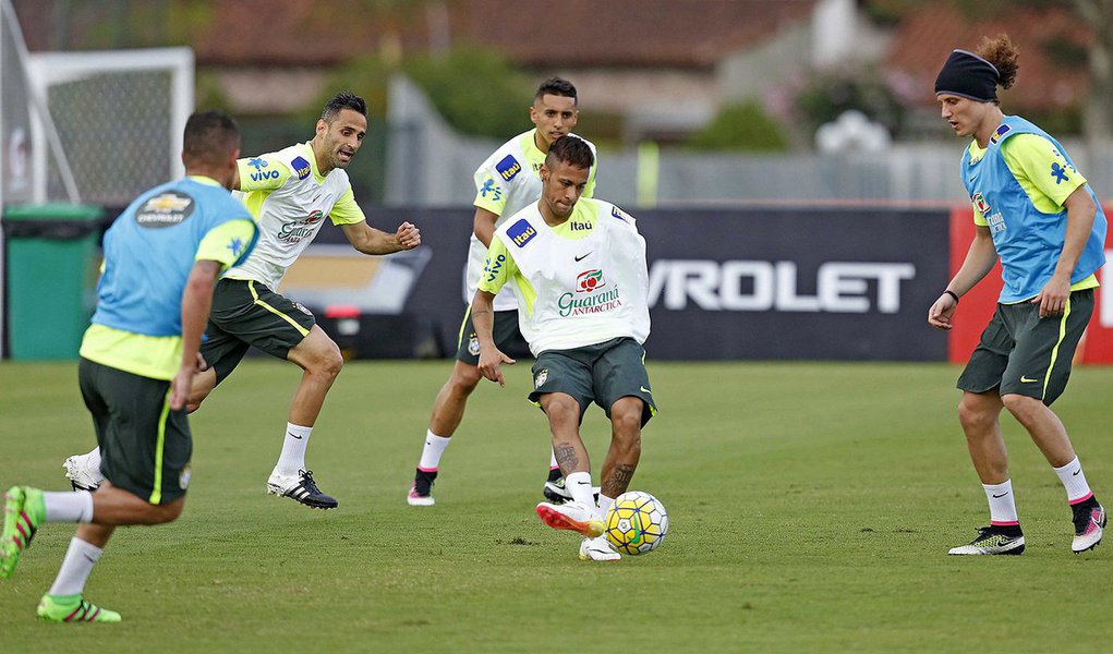 O atacante Neymar sentiu um desconforto muscular, mas exames não revelaram lesão e ele participou do treino da seleção brasileira nesta quarta-feira, quando o técnico Dunga manteve a mesma formação da véspera no time titular (Foto: Gisele Federicce) O atacante Neymar sentiu um desconforto muscular, mas exames não revelaram lesão e ele participou do treino da seleção brasileira nesta quarta-feira, quando o técnico Dunga manteve a mesma formação da véspera no time titular