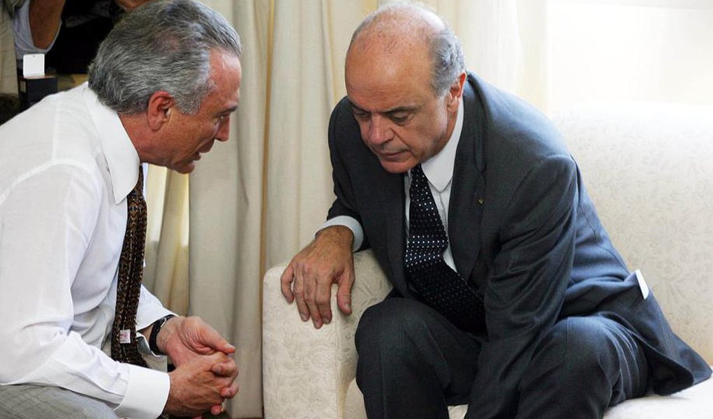 Tucanos com voz ativa entendem que o PSDB deve exigir que se licencie do partido quem aderir ao possível governo do vice-presidente Michel Temer; movimento parte de aliados do governador de São Paulo, Geraldo Alckmin; principal alvo da ação é o senador José Serra, amigo de Temer e cotado para assumir uma pasta poderosa, como Fazenda ou Educação; o deputado Silvio Torres, secretário-geral do PSDB e aliado de Alckmin, é quem propõe o licenciamento; o baiano Jutahy Magalhães Jr. é um dos que discordam; "Defendo que o PSDB adote agora a postura que teve com Itamar Franco, em 1992, e que deu certo" (Foto: Romulo Faro) Tucanos com voz ativa entendem que o PSDB deve exigir que se licencie do partido quem aderir ao possível governo do vice-presidente Michel Temer; movimento parte de aliados do governador de São Paulo, Geraldo Alckmin; principal alvo da ação é o senador José Serra, amigo de Temer e cotado para assumir uma pasta poderosa, como Fazenda ou Educação; o deputado Silvio Torres, secretário-geral do PSDB e aliado de Alckmin, é quem propõe o licenciamento; o baiano Jutahy Magalhães Jr. é um dos que discordam; "Defendo que o PSDB adote agora a postura que teve com Itamar Franco, em 1992, e que deu certo"