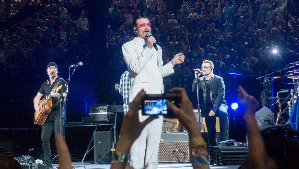 O Eagles of Death Metal, a banda que se apresentava no palco quando ocorreu o mais letal dos ataques do Estado Islâmico em Paris em 13 de novembro, fez uma aparição emotiva e forte em um show do U2 na capital francesa; liderada pelo vocalista Jesse Hughes vestido com um terno branco, na Arena Accorhotels, a banda de rock californiana interpretou uma versão de Patti Smith de "People have the Power" e depois uma canção própria, "I Love You All The Time" (Foto: Leonardo Lucena) O Eagles of Death Metal, a banda que se apresentava no palco quando ocorreu o mais letal dos ataques do Estado Islâmico em Paris em 13 de novembro, fez uma aparição emotiva e forte em um show do U2 na capital francesa; liderada pelo vocalista Jesse Hughes vestido com um terno branco, na Arena Accorhotels, a banda de rock californiana interpretou uma versão de Patti Smith de "People have the Power" e depois uma canção própria, "I Love You All The Time"