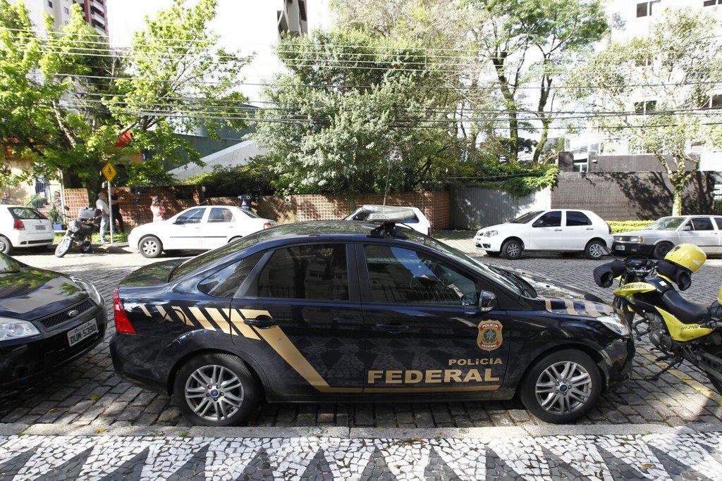 A Polícia Federal (PF) cumpriu mandado de busca e apreensão no Instituto Jaime Lerner, em Curitiba, na manhã desta quinta-feira, no âmbito da Operação Nosotros; ação, que tem como foco principal Palmas, capital do Tocantins, investiga suspeitas de irregularidades na implantação, na cidade, do sistema de ônibus BRT ao custo de R$ 260 milhões; segundo a polícia, houve repasse de informações privilegiadas da prefeitura de Palmas a empresas que participaram da concorrência do BRT (Foto: Romulo Faro) A Polícia Federal (PF) cumpriu mandado de busca e apreensão no Instituto Jaime Lerner, em Curitiba, na manhã desta quinta-feira, no âmbito da Operação Nosotros; ação, que tem como foco principal Palmas, capital do Tocantins, investiga suspeitas de irregularidades na implantação, na cidade, do sistema de ônibus BRT ao custo de R$ 260 milhões; segundo a polícia, houve repasse de informações privilegiadas da prefeitura de Palmas a empresas que participaram da concorrência do BRT