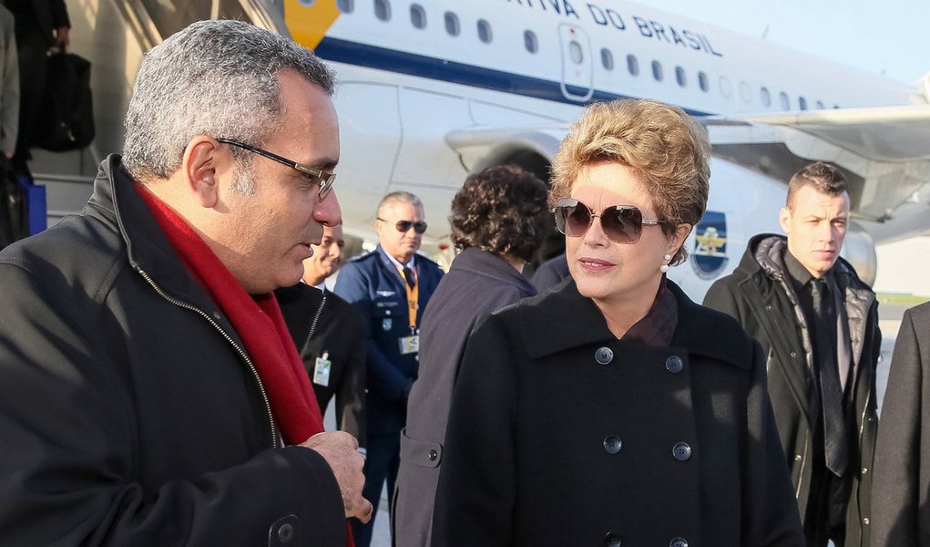 Na capital francesa para participar do Evento de Líderes da Conferência das Nações Unidas sobre Mudanças Climáticas (COP-21), que começa nesta segunda (30), presidente deve encontrou-se com com a primeira-ministra da Noruega e com o presidente do Equador; Dilma apresentará o resultado de medidas adotadas pelo Brasil para reduzir o desmatamento e a emissão de gases do efeito estufa na atmosfera; país busca um acordo para o clima que seja justo, equilibrado, ambicioso e duradouro (Foto: Realle Palazzo-Martini) Na capital francesa para participar do Evento de Líderes da Conferência das Nações Unidas sobre Mudanças Climáticas (COP-21), que começa nesta segunda (30), presidente deve encontrou-se com com a primeira-ministra da Noruega e com o presidente do Equador; Dilma apresentará o resultado de medidas adotadas pelo Brasil para reduzir o desmatamento e a emissão de gases do efeito estufa na atmosfera; país busca um acordo para o clima que seja justo, equilibrado, ambicioso e duradouro