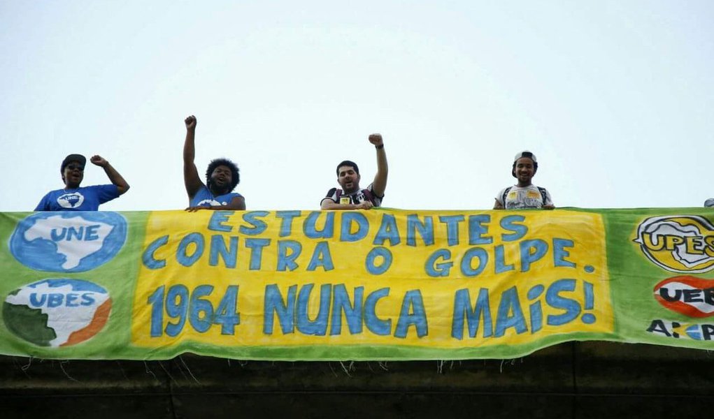 ‘Com o objetivo de ajudar a informar a opinião pública internacional sobre os reais acontecimentos no Brasil, equipe do Comitê de Profissionais Universitários em Defesa da Democracia e do Estado Democrático de Direito redigiu texto sobre o golpe contra Dilma Rousseff e o traduziu para o inglês, o francês, o espanhol e o alemão’, diz o grupo em comunicado; "Se os golpistas não respeitam sequer os direitos da Presidenta da República, imaginem se irão respeitar os direitos de cidadãos comuns" (Foto: Roberta Namour) ‘Com o objetivo de ajudar a informar a opinião pública internacional sobre os reais acontecimentos no Brasil, equipe do Comitê de Profissionais Universitários em Defesa da Democracia e do Estado Democrático de Direito redigiu texto sobre o golpe contra Dilma Rousseff e o traduziu para o inglês, o francês, o espanhol e o alemão’, diz o grupo em comunicado; "Se os golpistas não respeitam sequer os direitos da Presidenta da República, imaginem se irão respeitar os direitos de cidadãos comuns"
