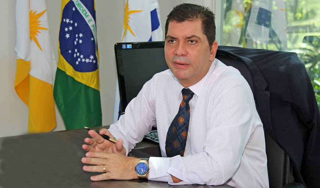 Após ser ouvido pela Polícia Federal (PF), em Palmas, o prefeito Carlos Amastha disse confiar no trabalho da Justiça Federal; no Twitter, o prefeito que confira na isenção da Polícia Federal; "Oito horas respondendo todas as perguntas pertinentes. Confio plenamente na capacidade de análise e isenção da @PoliciaFederal. Faz parte", afirmou Amastha (Foto: Leonardo Lucena) Após ser ouvido pela Polícia Federal (PF), em Palmas, o prefeito Carlos Amastha disse confiar no trabalho da Justiça Federal; no Twitter, o prefeito que confira na isenção da Polícia Federal; "Oito horas respondendo todas as perguntas pertinentes. Confio plenamente na capacidade de análise e isenção da @PoliciaFederal. Faz parte", afirmou Amastha