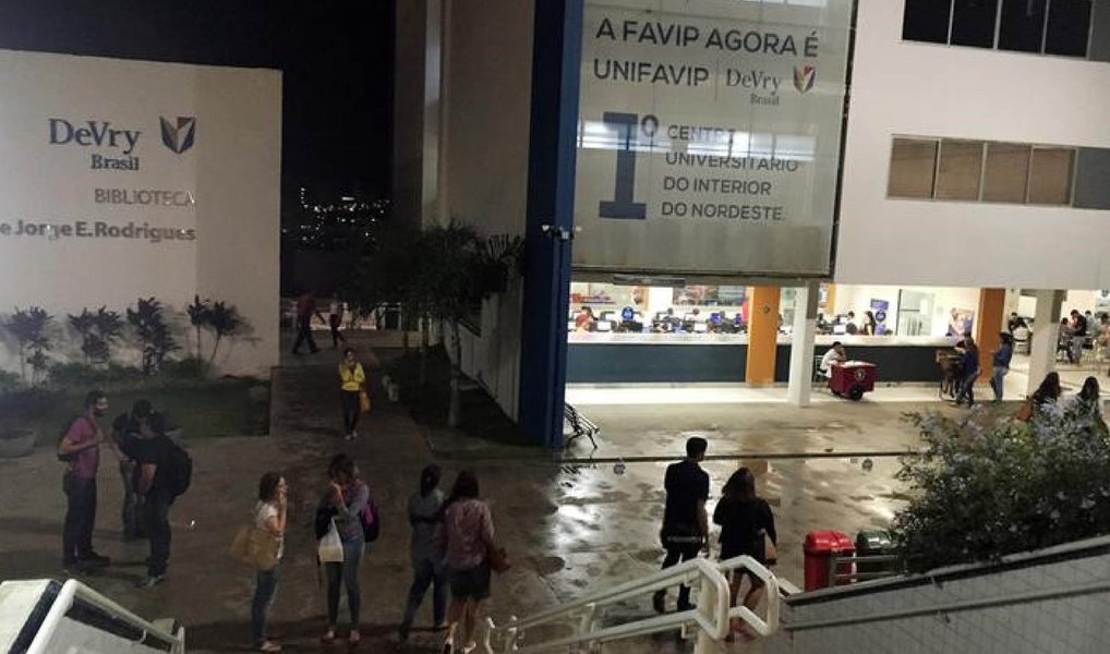 Nordeste é considerado estratégico para o crescimento das empresas de educação, que não mudaram seus planos de expansão mesmo com o corte no financiamento público e planejam crescer fora das capitais; Em 2014, o número de matrículas no ensino privado na região cresceu 9,7%na comparação com 2013, ritmo acima da média nacional de 6,8%; apesar da crise que resultou em cortes significativos em programas como o Fies, iniciativas do gênero contam com o apoio da população; "Se não fosse o PT e o Fies quando eu estaria cursando psicologia? Quando com o meu dinheiro eu ganharia isso?", questiona a estudante de psicologia Fernanda Saylla (Foto: Paulo Emílio) Nordeste é considerado estratégico para o crescimento das empresas de educação, que não mudaram seus planos de expansão mesmo com o corte no financiamento público e planejam crescer fora das capitais; Em 2014, o número de matrículas no ensino privado na região cresceu 9,7%na comparação com 2013, ritmo acima da média nacional de 6,8%; apesar da crise que resultou em cortes significativos em programas como o Fies, iniciativas do gênero contam com o apoio da população; "Se não fosse o PT e o Fies quando eu estaria cursando psicologia? Quando com o meu dinheiro eu ganharia isso?", questiona a estudante de psicologia Fernanda Saylla