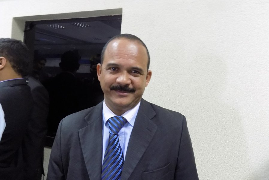 Preso em uma reunião na Câmara Municipal de Camaçari, o líder da oposição, vereador Antônio Elinaldo, do DEM, é acusado de fazer parte de uma quadrilha especializada em 'jogo do bicho'; ele foi detido por policiais civis pela Operação Caronte e, de acordo com as investigações, integrava o bando 'O Pinta', que atuava há 28 anos na Bahia; a esposa do vereador também foi presa; Elinaldo foi o vereador mais votado de Camaçari em 2012 e é o pré-candidato com maior intenção de voto para a prefeitura em 2016 (Foto: Romulo Faro) Preso em uma reunião na Câmara Municipal de Camaçari, o líder da oposição, vereador Antônio Elinaldo, do DEM, é acusado de fazer parte de uma quadrilha especializada em 'jogo do bicho'; ele foi detido por policiais civis pela Operação Caronte e, de acordo com as investigações, integrava o bando 'O Pinta', que atuava há 28 anos na Bahia; a esposa do vereador também foi presa; Elinaldo foi o vereador mais votado de Camaçari em 2012 e é o pré-candidato com maior intenção de voto para a prefeitura em 2016